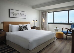 Deluxe Room, 1 King Bed (High Floor) | Premium bedding, down comforters, pillowtop beds, desk