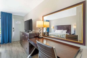 Chambre, 1 très grand lit, accessible aux personnes à mobilité réduite, non-fumeurs | Fer et planche à repasser, Wi-Fi