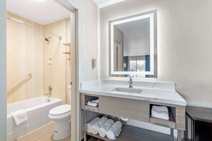 Habitación estándar, 2 camas dobles, no fumadores | Escritorio y espacio para trabajar con un portátil