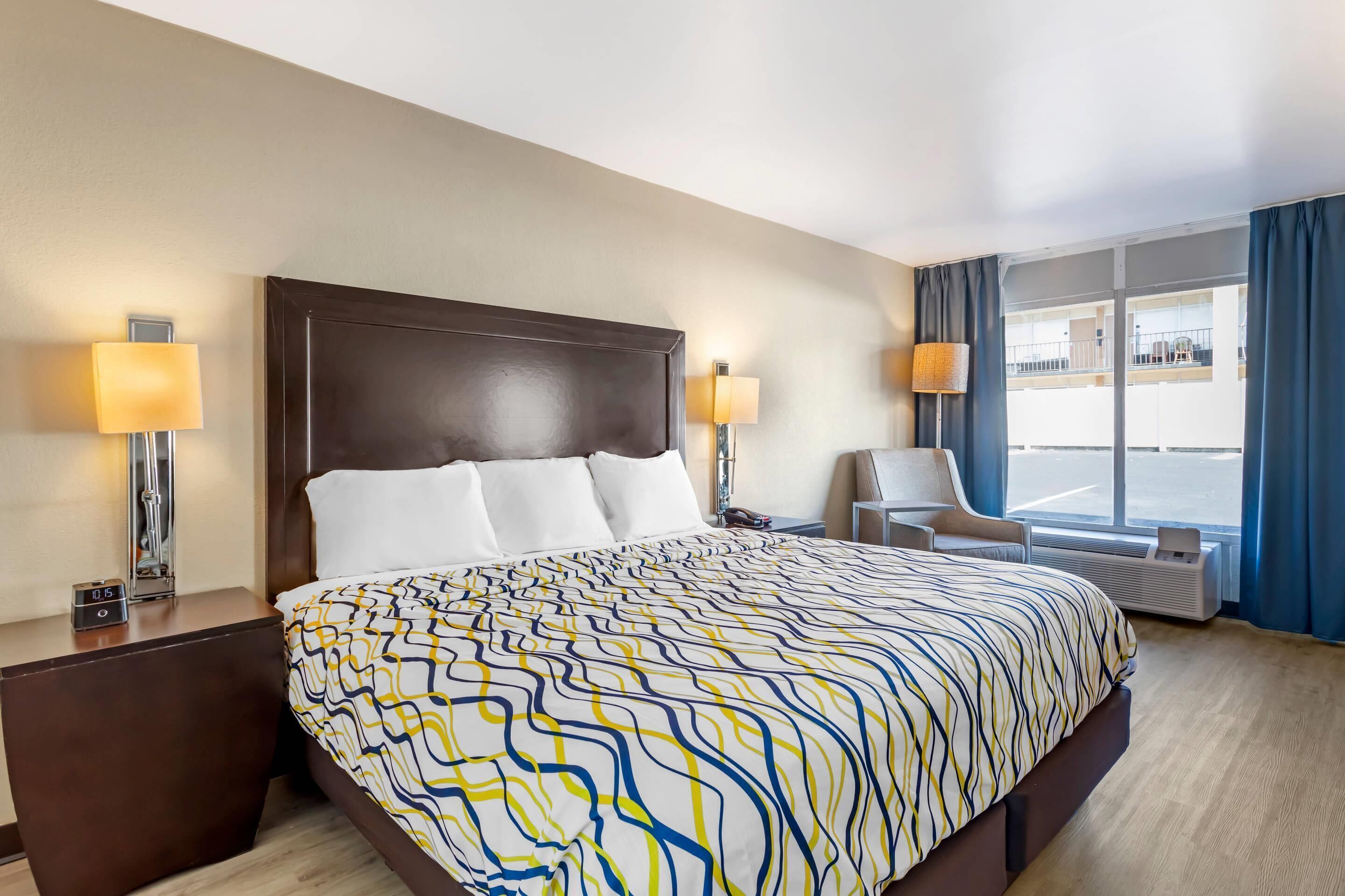 Kamar Standar, 1 Tempat Tidur King, Bebas Asap Rokok | Meja kerja, ruang kerja ramah laptop, setrika/meja setrika, dan Wi-Fi