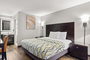 Standard Room, 1 King Bed, Non Smoking | Desk, laptop workspace, iron/ironing board, WiFi - Rodeway Inn Orange Park - Jacksonville near Naval Air Station (Orange Park)