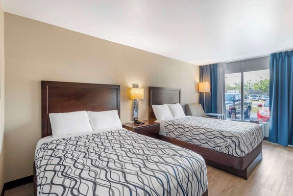 Habitación estándar, 2 camas dobles, no fumadores | Escritorio y espacio para trabajar con un portátil