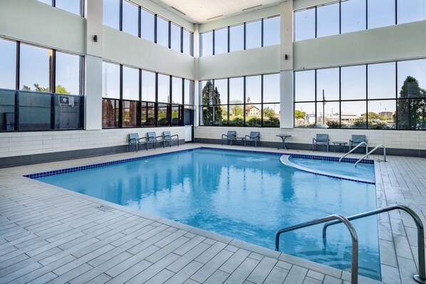 Indoor pool, pool loungers - Wyndham Garden Kenosha Harborside (Kenosha)