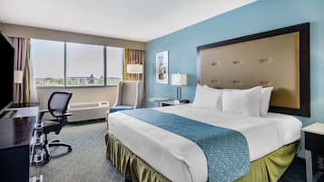 Huone, 1 suuri parisänky, tupakointi kielletty, kaupunkinäköala | Ylelliset vuodevaatteet, tallelokero huoneessa, työpöytä