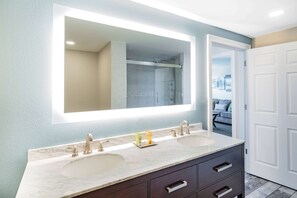 Suite, 1 habitación, para no fumadores, vista al lago (Bridal, 1 King Bed) | Baño | Amenidades de baño gratuitas y toallas 