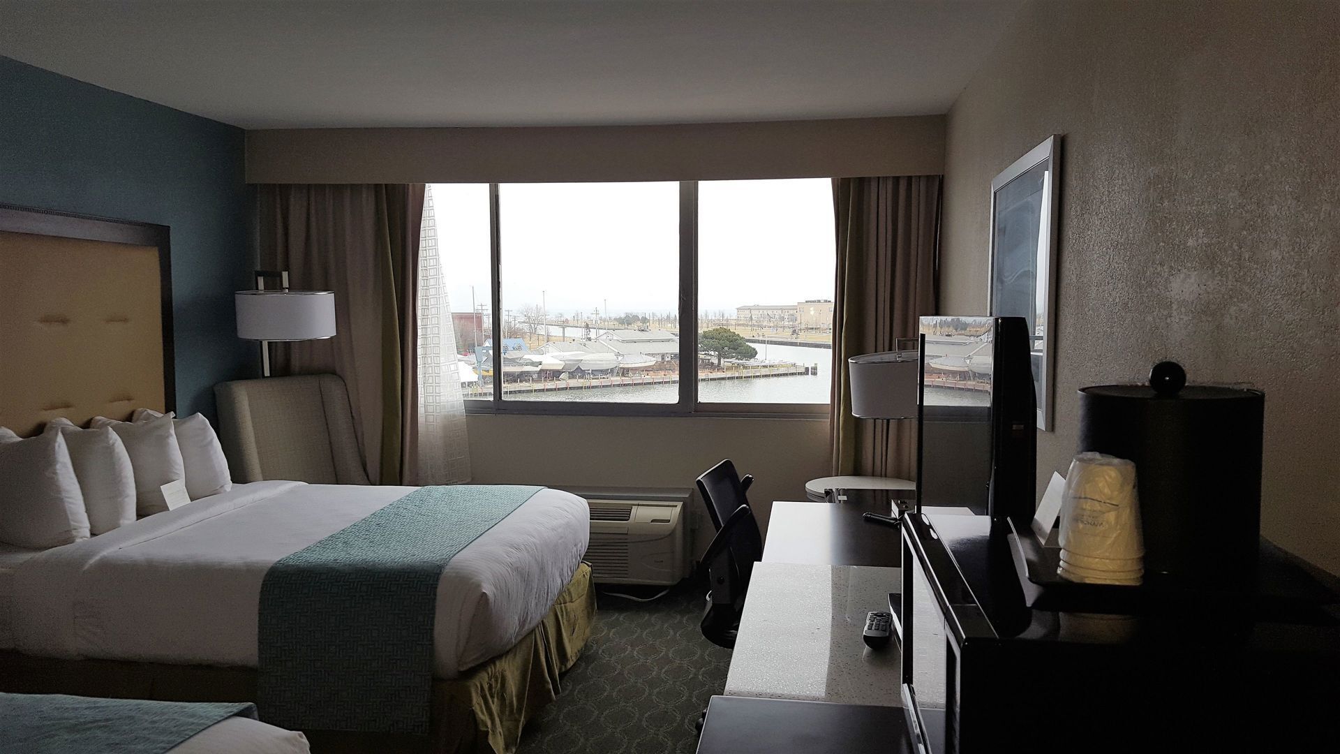 Hochwertige Bettwaren, Zimmersafe, Schreibtisch