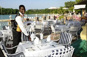Petit déjeuner, déjeuner et dîner servis sur place