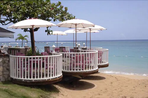 Shaw Park Beach Hotel & Spa
