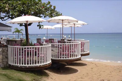 Shaw Park Beach Hotel & Spa