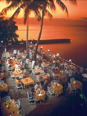 Petit déjeuner, déjeuner et dîner servis sur place