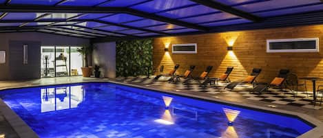 Piscine couverte, accès possible de 06 h 00 à 22 h 00, chaises longues