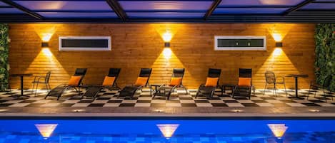 Piscine intérieure, accÚs possible de 6 h à 22 h, chaises longues