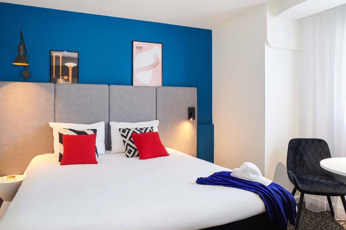 junior suite, 1 double bed | premium bedding, desk, soundproofing, iron/ironing board