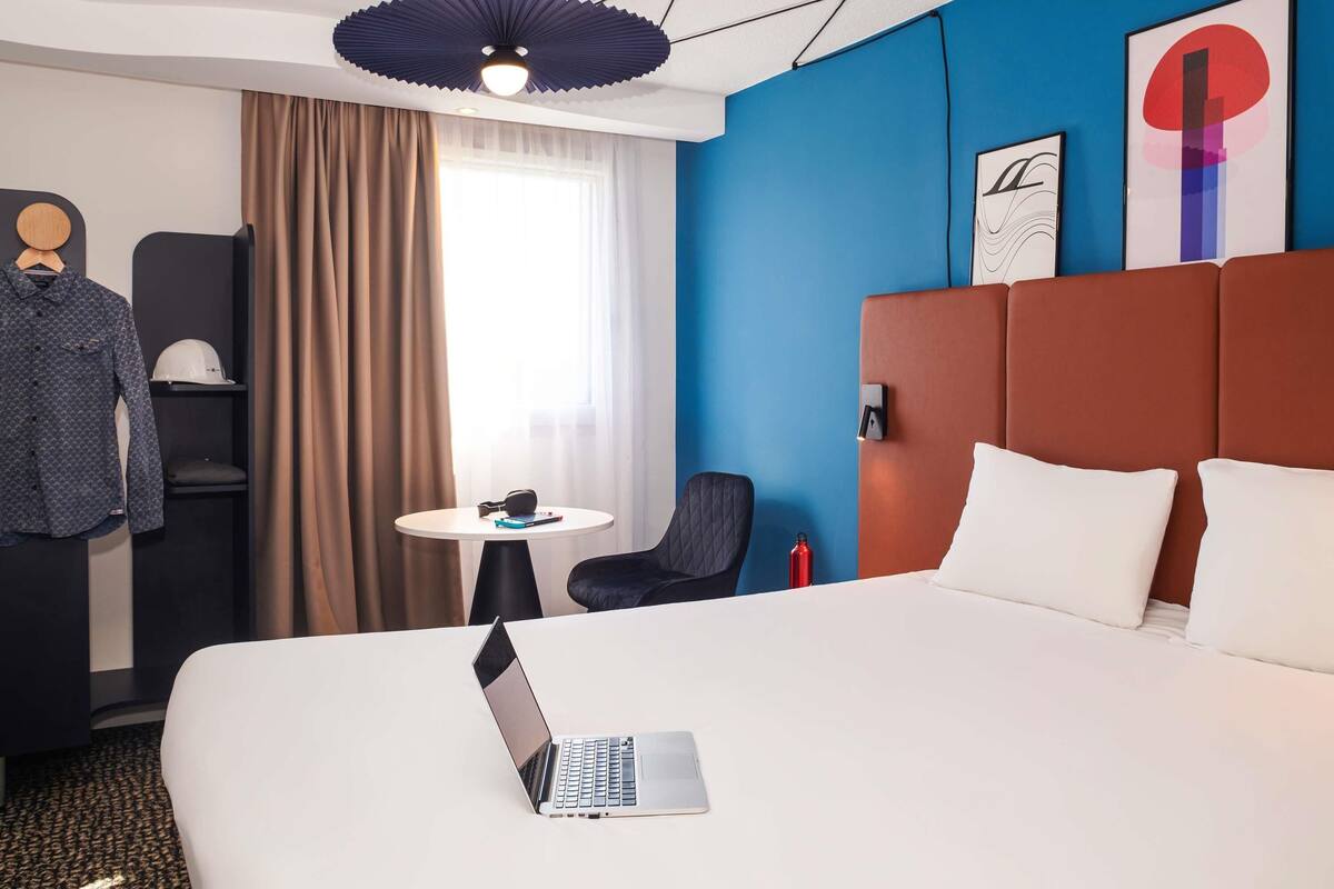 Premium bedding, desk, soundproofing, iron/ironing board (on request)