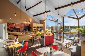 Café da manhã com buffet todos os dias (EUR 13.90 por pessoa) 