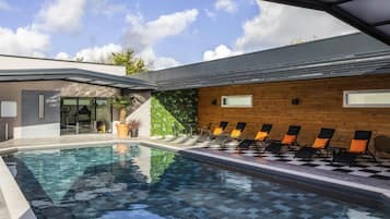 Kolam renang tertutup, kerusi lepak pantai