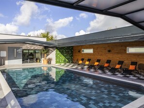 Indoor pool, open 6:00 AM to 10:00 PM, pool loungers - ibis Saint Nazaire Trignac (Trignac)