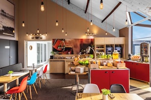 Petit déjeuner buffet (13.90 EUR par personne)