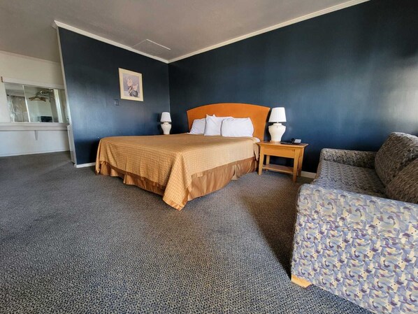Room, 1 King Bed | Individually decorated, individually furnished, desk, laptop workspace - Emerald Inn & Lounge (Blythe)