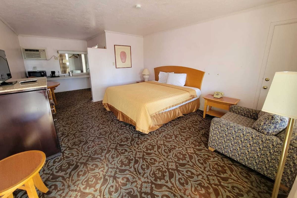 Quarto, 1 cama King | Individualmente decorados, individualmente mobiliados, escrivaninha