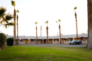 Courtyard - Emerald Inn & Lounge (Blythe)