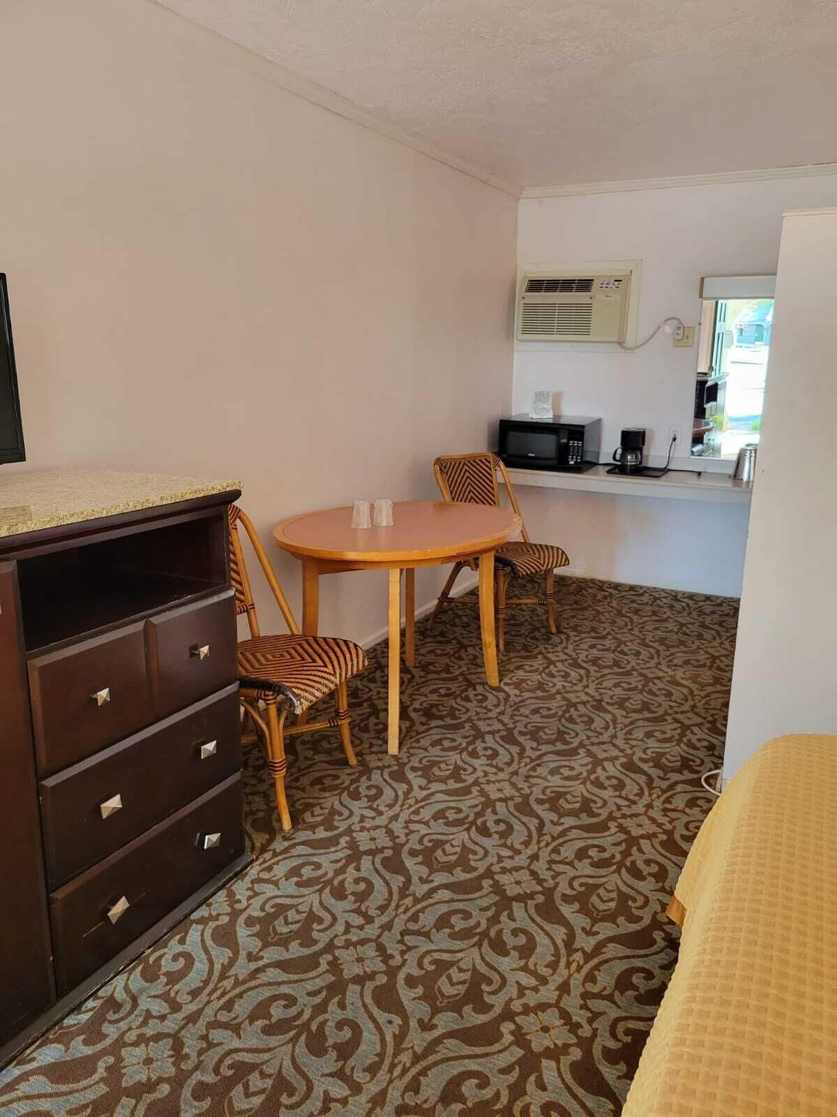 Emerald Inn and Lounge — photo 9