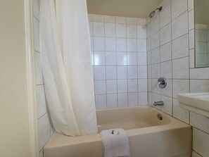 Towels, soap, shampoo, toilet paper - Emerald Inn & Lounge (Blythe)