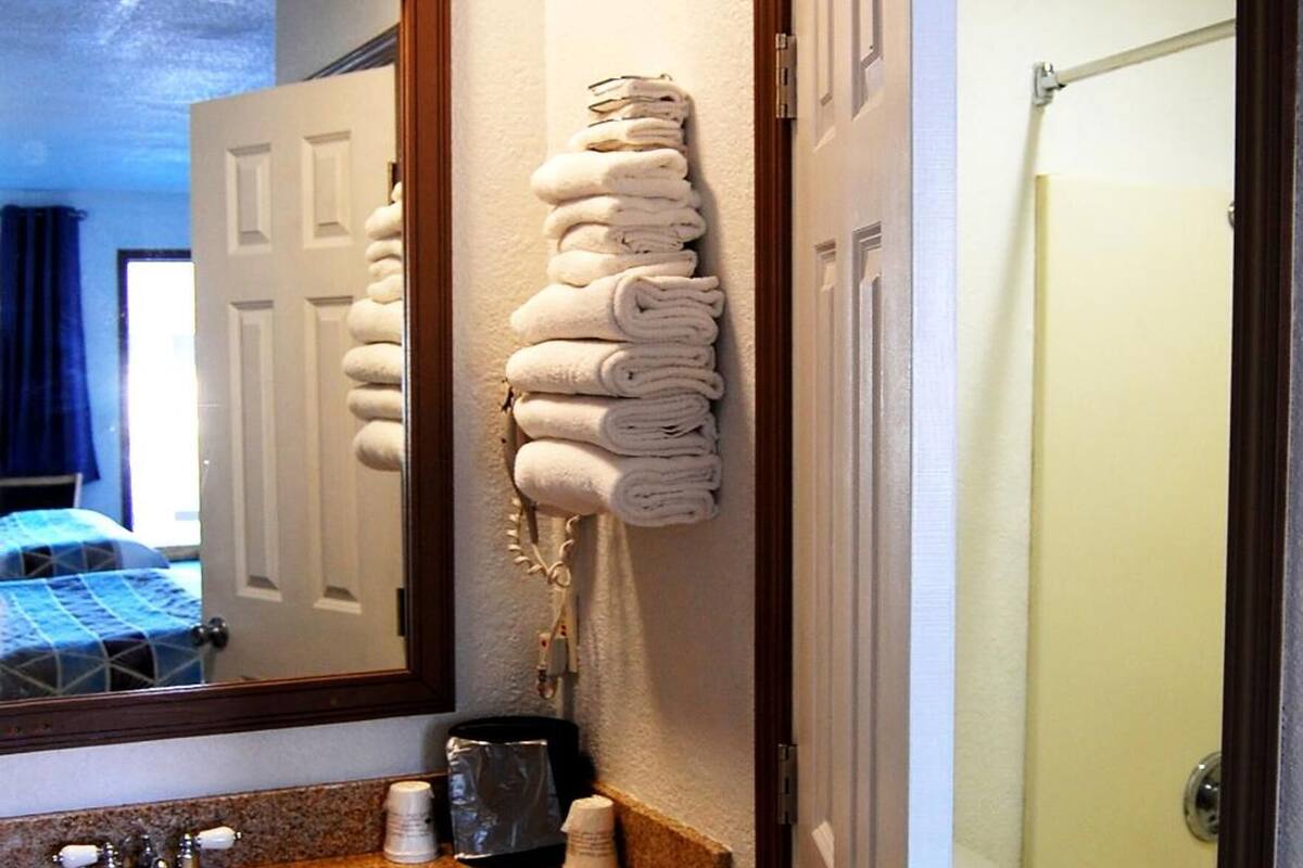 room, 1 king bed | bathroom | combined shower/bathtub, hair dryer, towels