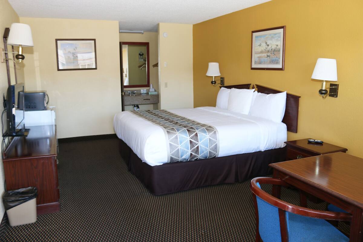 Room, 1 King Bed | Blackout drapes, iron/ironing board, WiFi (free), alarm clocks