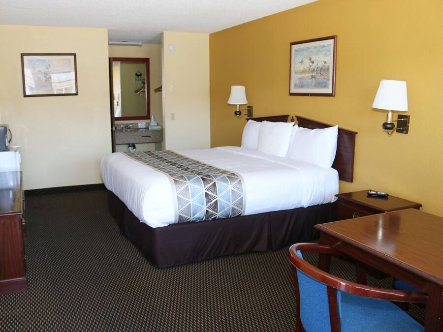 Room, 1 King Bed | Blackout curtains, iron/ironing board, free WiFi, alarm clocks