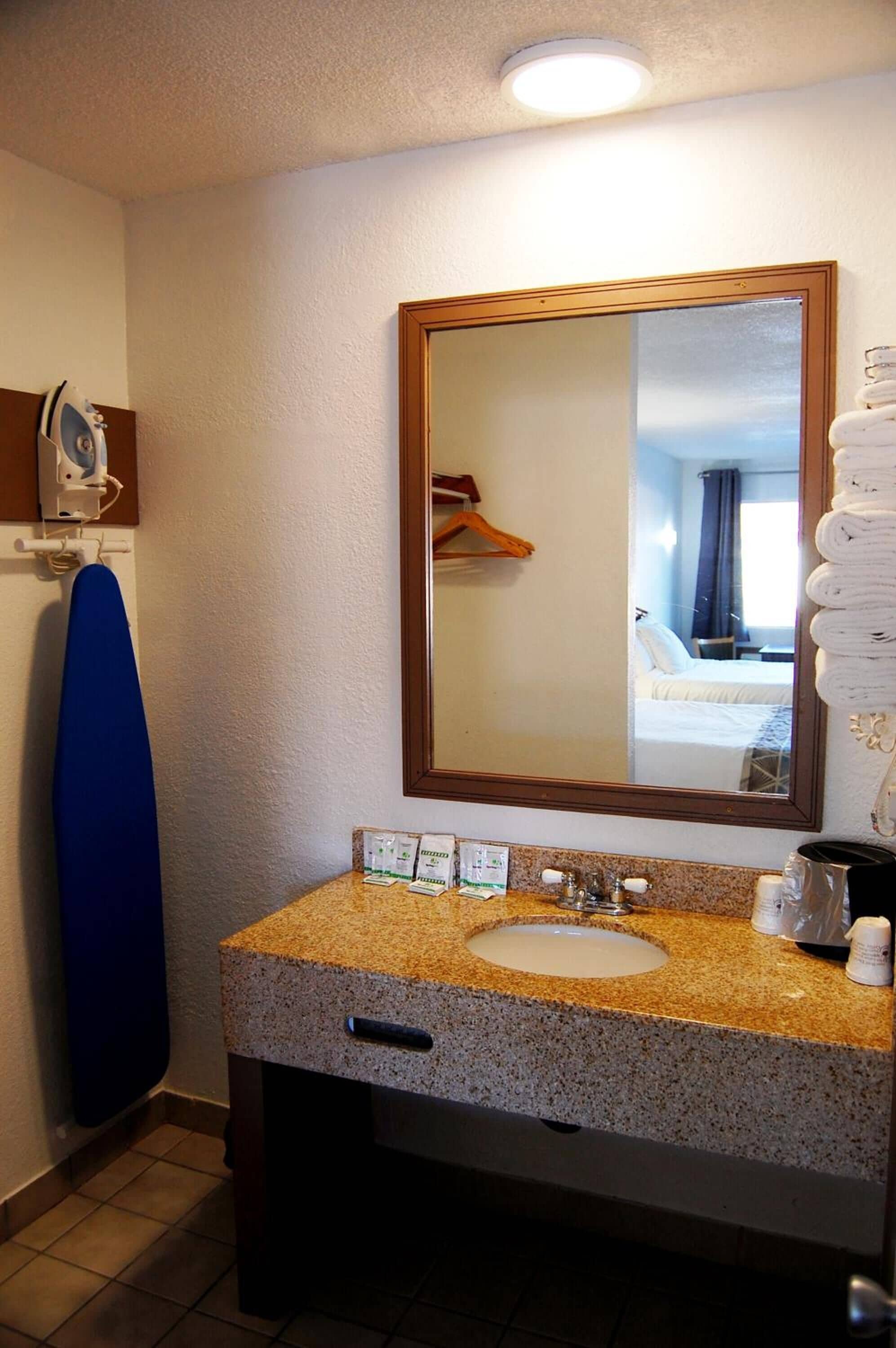 combined shower/bathtub, hair dryer, towels