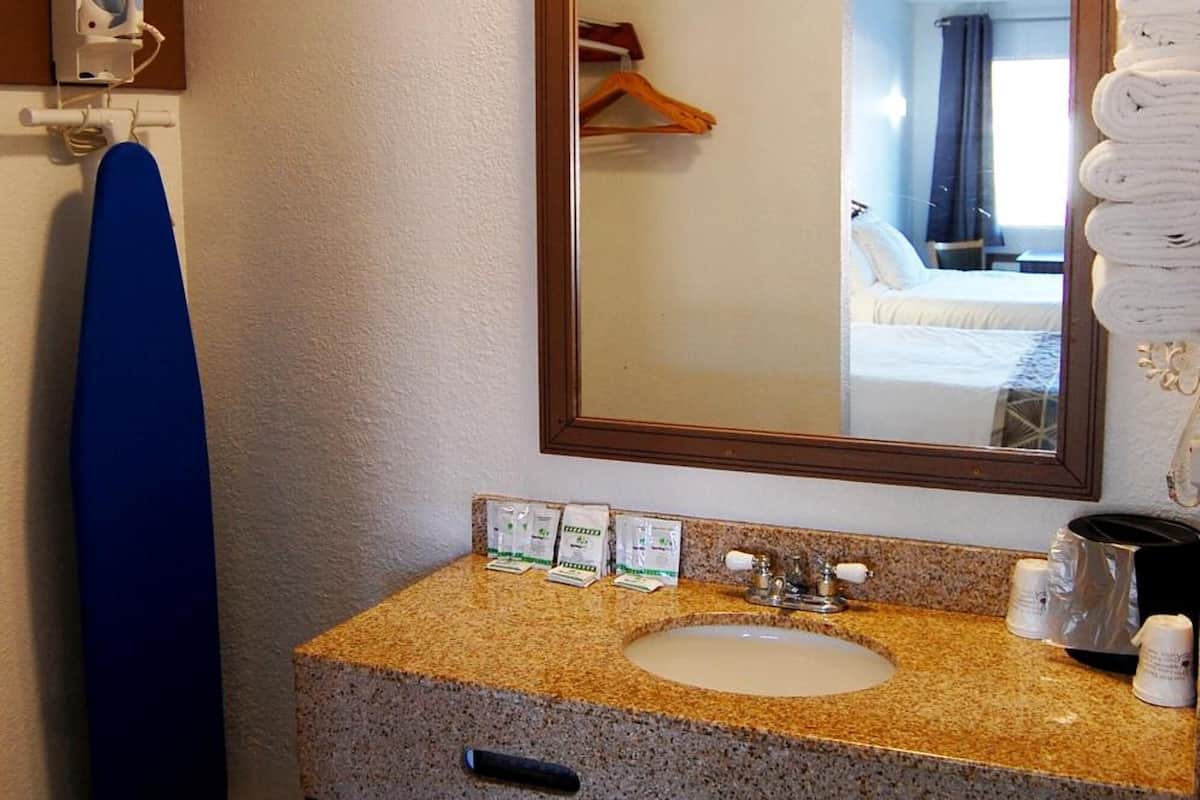 combined shower/bathtub, hair dryer, towels