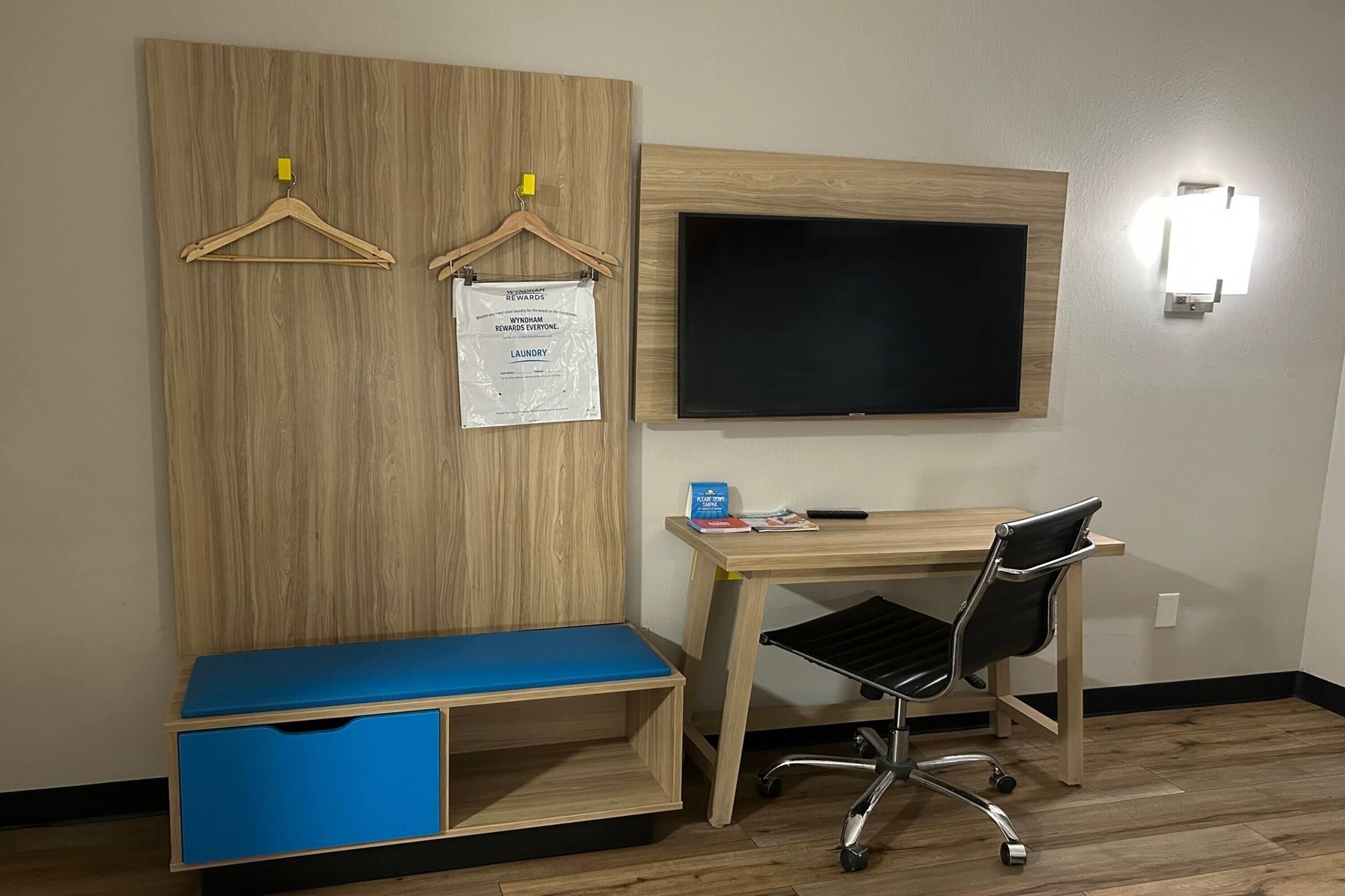 Zimmer, 1 King-Bett, Nichtraucher | Zimmersafe, Schreibtisch, Bügeleisen/Bügelbrett, kostenlose Babybetten