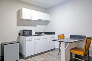 Ísskápur, örbylgjuofn, kaffivél/teketill