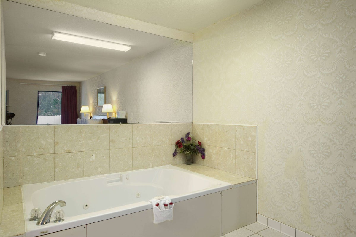 Deluxe Room, 1 King Bed, Non Smoking | In-room safe, desk, iron/ironing board, free cribs/infant beds