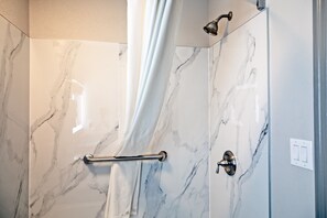 Shower, hair dryer, towels - Days Inn by Wyndham Augusta / Fort Eisenhower (Augusta)