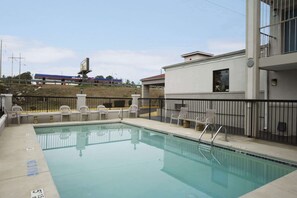 Una piscina al aire libre de temporada