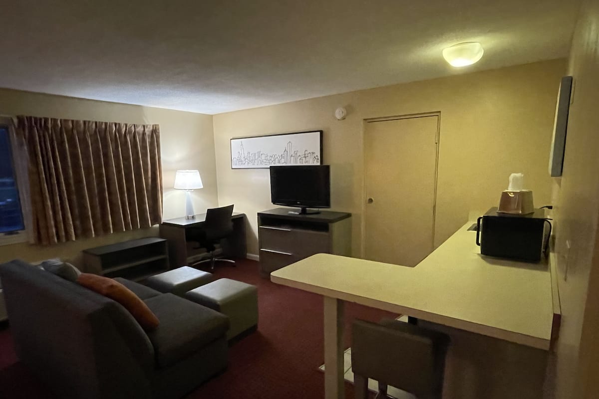 Estudio básico, 1 cama King size, para no fumadores | Escritorio, tabla de planchar con plancha, wifi gratis y ropa de cama