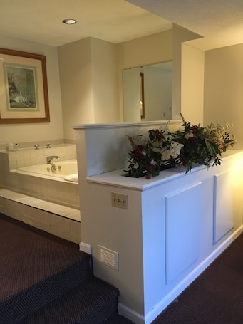 SuĆte estĆŗdio superluxo, 1 cama King, para nĆ£o fumantes (Whirlpool) | Banheira de hidromassagem. Gold Star Inn & Suites