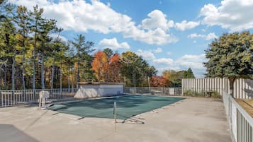 Una piscina al aire libre de temporada