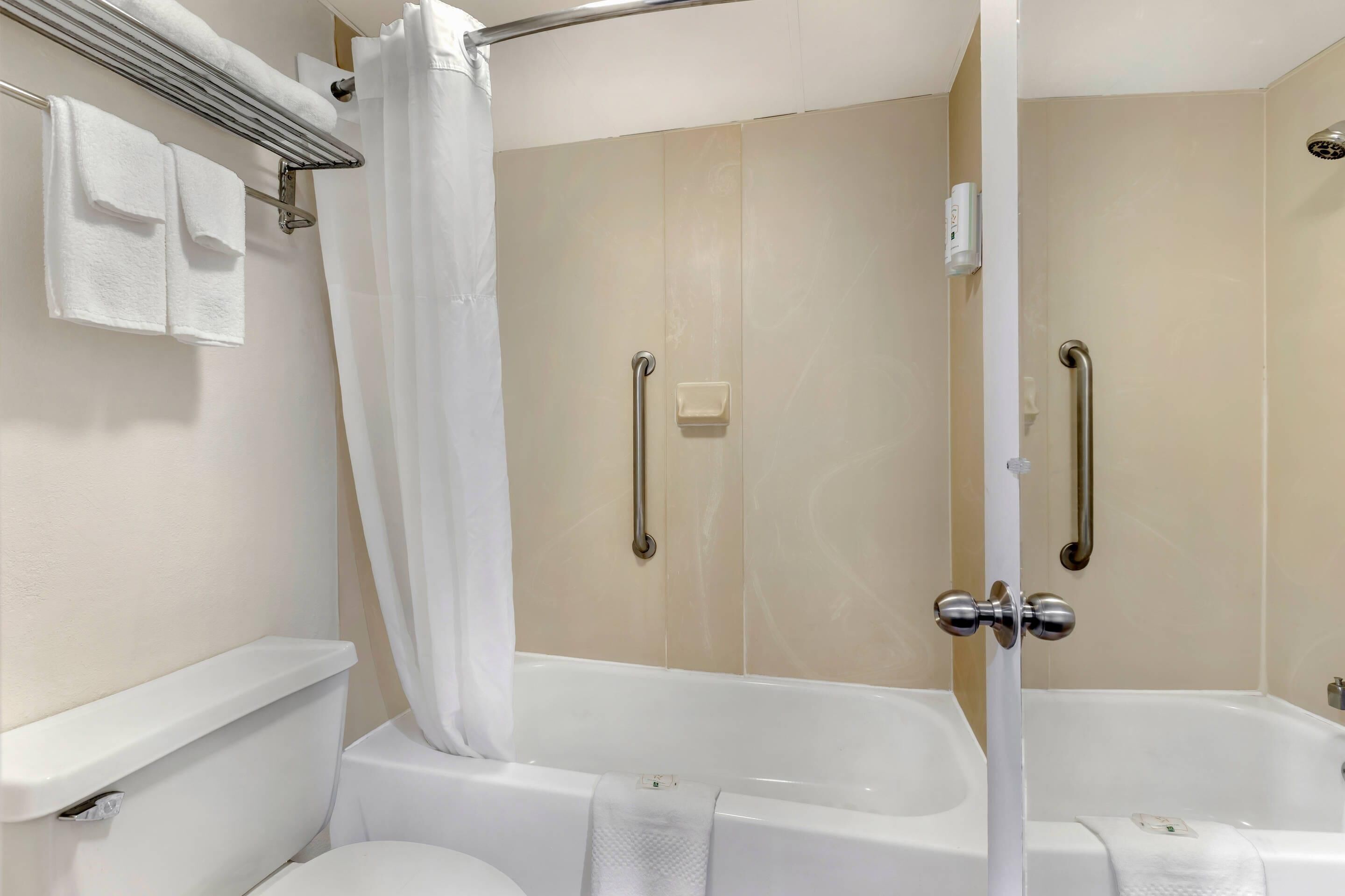 Ein modernes Badezimmer mit Badewanne, Dusche und Toilette.