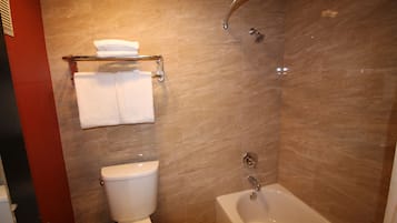 Habitación, 2 camas de matrimonio, no fumadores | Baño | Artículos de higiene personal gratuitos, secador de pelo y toallas