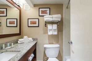 Quarto standard, 2 camas Queen, para não fumantes | Banheiro | Chuveiro/banheira combinados, produtos de toalete grátis