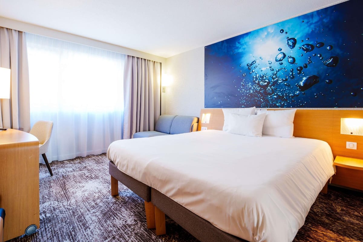 classic room, 1 double bed with sofa bed | minibar, in-room safe, desk, blackout curtains