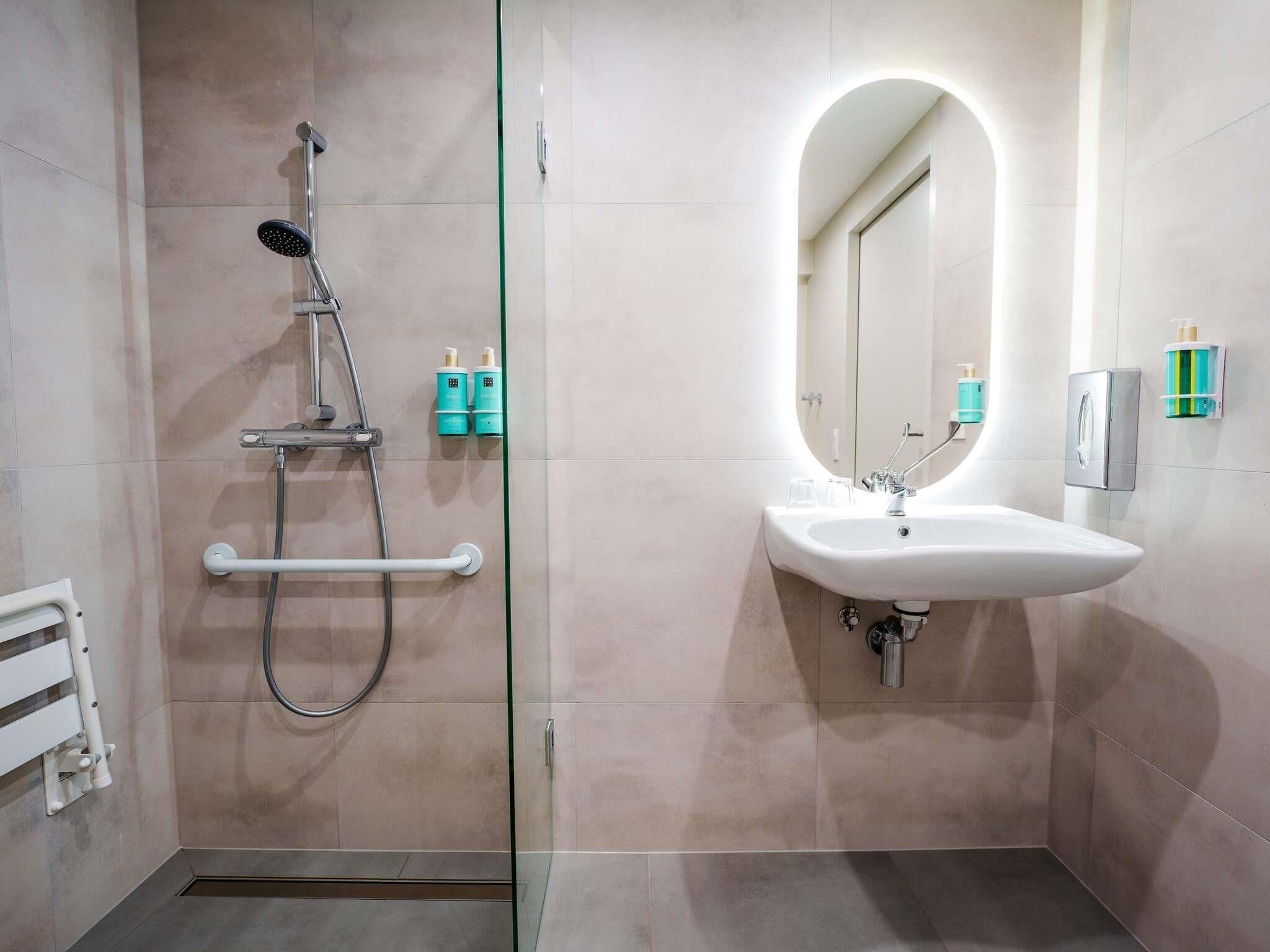 Habitación clásica, 1 cama matrimonial | Minibar, caja de seguridad en la habitación y escritorio 