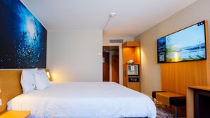 A hotel room with a large bed, a TV, a desk, and a painting on the wall. - Hôtel Novotel Saint Avold (Saint-Avold)