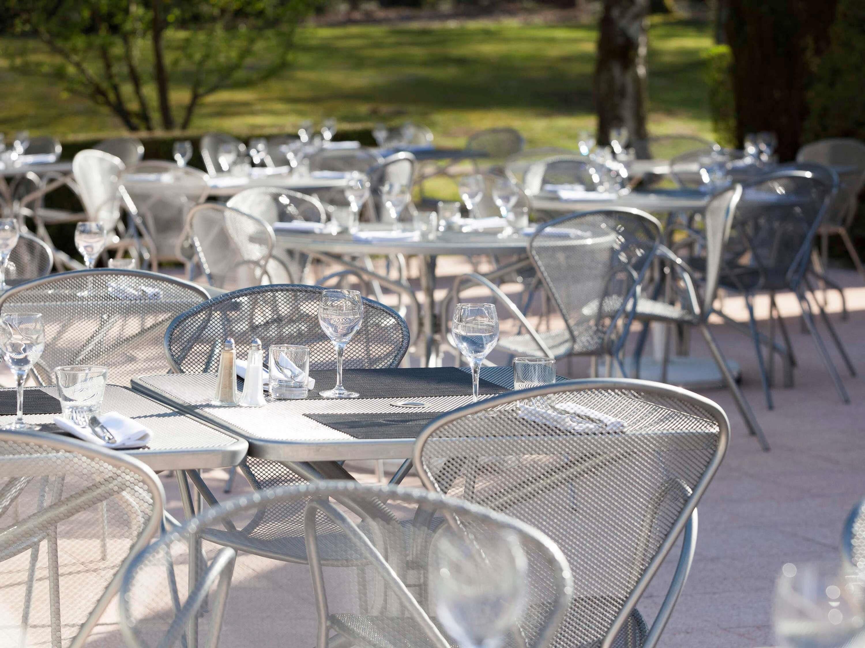 Se sirven desayunos y almuerzos; cocina francesa; junto a la piscina