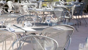Outdoor dining tables with chairs, arranged in rows. - Hôtel Novotel Saint Avold (Saint-Avold)