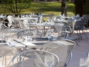 Breakfast, lunch, dinner served; French cuisine, pool views - Hôtel Novotel Saint Avold (Saint-Avold)