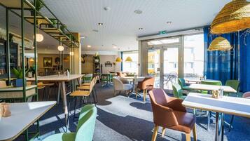 Serveert ontbijt, lunch, Franse gerechten, uitzicht op het zwembad